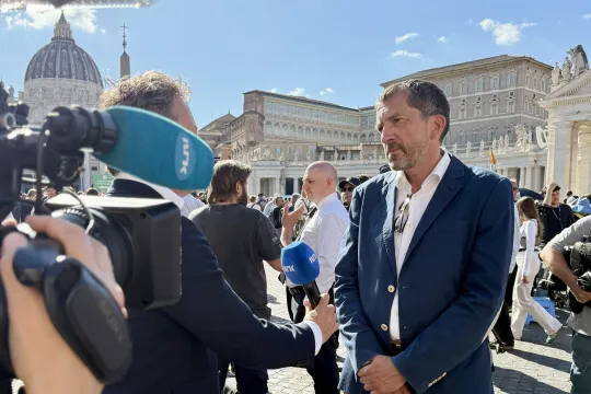 Morten Selle intervjues av NRK på Petersplassen. 