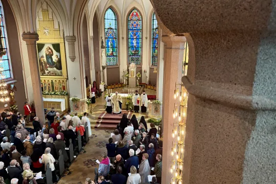 Orgelvigsling påskedag 2026. Biskop Bernt ved alteret. 