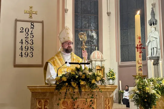 Påskevigilien 4. april 2026 – bisko Fredrik preker. 