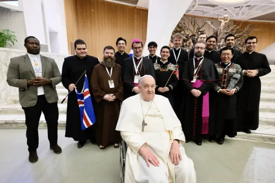 Pave Frans møter norske pilegrimer i Vatikanets audienshall. 