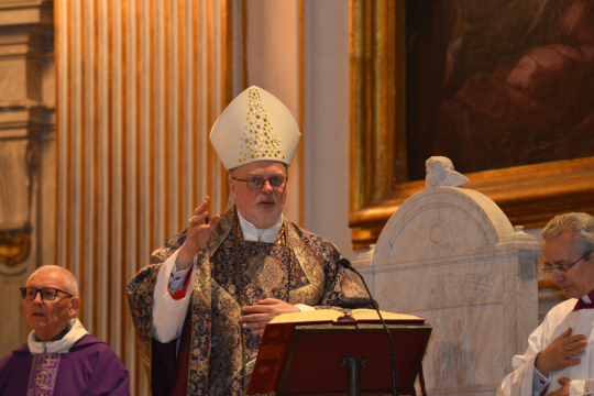 Kardinal Anders Arborelius i messehagel og mitra i sin titularkirke i Roma