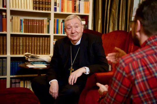 Biskop Bernt Eidsvig i peisestuen i bispegården. 