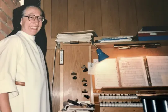 Sr. Marie-Francoise ved orgelet på Lunden kloster.