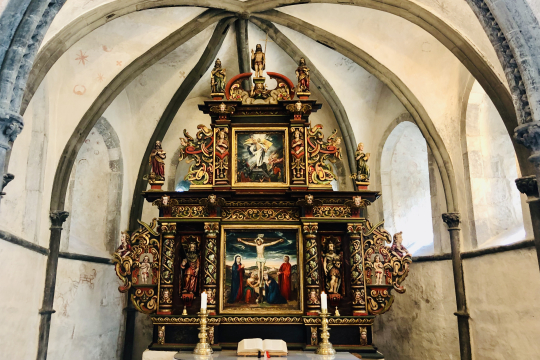 Barokk altertavle i Alstadhaug kirke som viser Jesu korsfestelse og oppstandelse