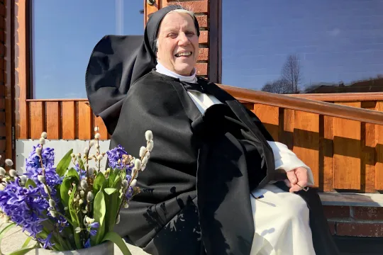 Sr. Anne-Lise Strøm på trappen utenfor Lunden kloster. 