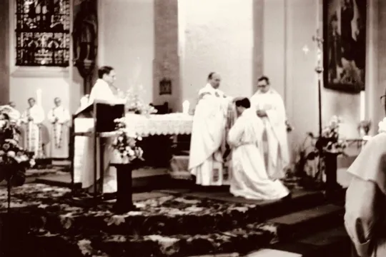 Biskop John Willem Gran legger sine hender på den 28-årige ordinand Bernt I. Eidsvigs hode idet han ordineres til prestetjenesten.