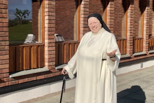 Sr. Anne-Lise Strøm på trappen utenfor Lunden kloster. 