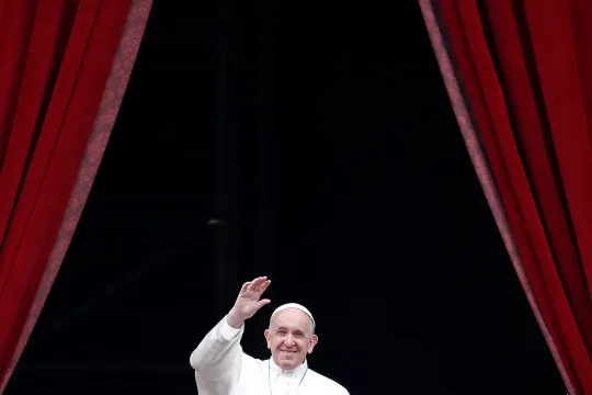 Pave Frans vinker fra en balkong