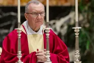 Kardinal Parolin feirer messe i Peterskirken.  
