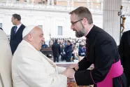 Pave Frans hilser på mgr. Fredrik Hansen på Petersplassen. 