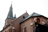 Mgr. Fredrik Hansen utenfor St. Olav domkirke i Oslo