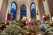 Julekrans i St. Olav domkirke, foran alteret. 2024