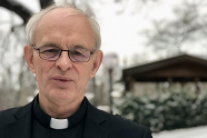 Mgr. Torbjørn Olsen utenfor bispegården i Akerseveien 5. Vinteren 2019. 