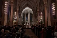 Mgr. Fredrik Hansen feirer midnattsmessen 24.12.2024 i St. Olav domkirke, Oslo. 