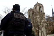 Fransk politi står foran Notre-Dame de Paris-katedralen, som ble herjet av en brann i 2019, før seremonier for gjenåpningen, i Paris, Frankrike, lørdag 6. desember 2024.