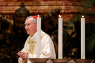 Kardinal Parolin i messeklær bak tre stearinlys