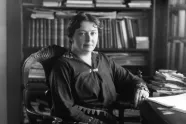 Sigrid Undset på Bjerkebæk, Lillehammer, i 1923. Foto: Norsk folkemuseum, Anders Beer Wilse.