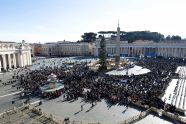 Pave Frans leder Angelus-bønnen fra sitt vindu i Vatikanet, 1. desember 2024. Petersplassen i forgrunnen. 