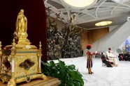 Pave Frans og relikvieskrin under generalaudiens i Paul VI-salen