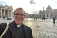P. Pål Bratbak foran Peterskirken i Vatikanet