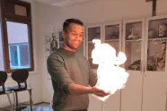 En lærer utfører et eksperiment med stor flamme i et klasserom på St. Sunniva skole