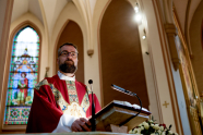 Mgr. Fredrik Hansen ved prekestolen i St. Olav domkirke, Oslo. 2024. 