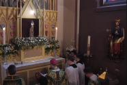 Biskop Fredrik Hansen ber foran Olavsrelikvien i St. Olav domkirke 