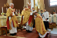 Kardinal Pietro Parolin legger hendene på biskop Fredrik Hansens hode under bispevielsen