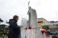En person går forbi statuen av avdøde pave Johannes Paul II utenfor Gemelli-sykehuset i Roma, der pave Frans får behandling. 
