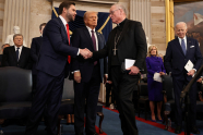 Kardinal Timothy Dolan hilser på visepresident J.D. Vance, med president Donald Trump i bakgrunnen