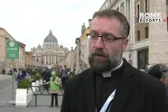 Skjermbilde av biskop Fredrik Hansen som snakker til en intervjuer foran Peterskirken i Roma