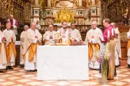 Nærmere bilde av Fredrik Hansen som feirer messe i Klosterneuburg i Østerrike, omgitt av flere prester