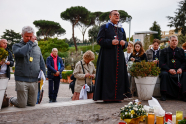 Biskop og troende ber rosenkransen utenfor Gemelli-sykehuset i Roma