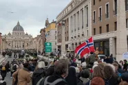 Pilegrimer med norsk flagg på vei mot Peterskirken i Roma