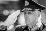 Kong Harald gjør hilsen. 