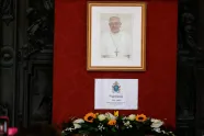 Pave Frans minnes med bilde og plakat i basilikaen Santa Maria Maggiore