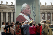 Pilegrimer foran et stort bilde av pave Johannes Paul II på Petersplassen