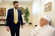 USAs visepresident J.D. Vance står og og hilser på pave Frans, som sitter i en stol