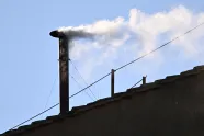 Hvit røyk kommer ut av en tynn metallpipe i Vatikanet