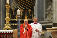 Kardinal Giovanni Battista Re feirer messe i Peterskirken