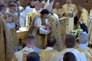 Biskop Fredrik Hansen omfavner Mathias Ledum i St. Johannes kirke