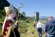 Biskop Fredrik Hansen på Selja med klosterruinene i bakgrunnen. 