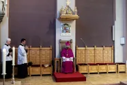Biskop Fredrik Hansen sitter på bispesetet i St. Olav domkirke