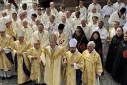 Gruppebilde med biskop Bernt Eidsvig, biskoper, prester og andre utenfor St. Olav domkirke