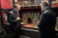P. Pål Bratbak og biskop Fredrik Hansen ser på en relikvie