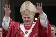 Pave Benedikt XVI med mitra og røde messeklær