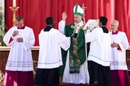 Pave Leo XIV feirer messe på Petersplassen