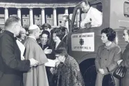Pave Paul VI velsigner en lastebil for Caritas