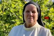 Sr. Anne-Lise Strøm i haven utenfor Lunden kloster. 