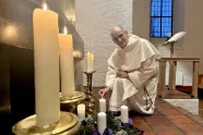 P. Didier Pentecôte tenner adventslys foran alteret i St. Dominikus kirke. 